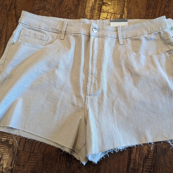 Jean shorts high waisted, slim leg cream, plus size 18 - Picture 7 of 7